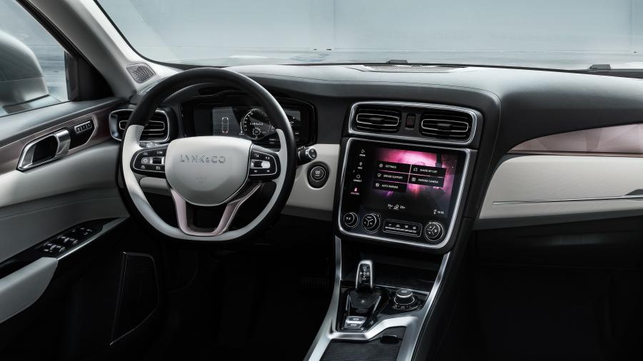 Торпедо LYNK&Co 01 Sport (CX11) 2016 года  (фото 16 из 18)